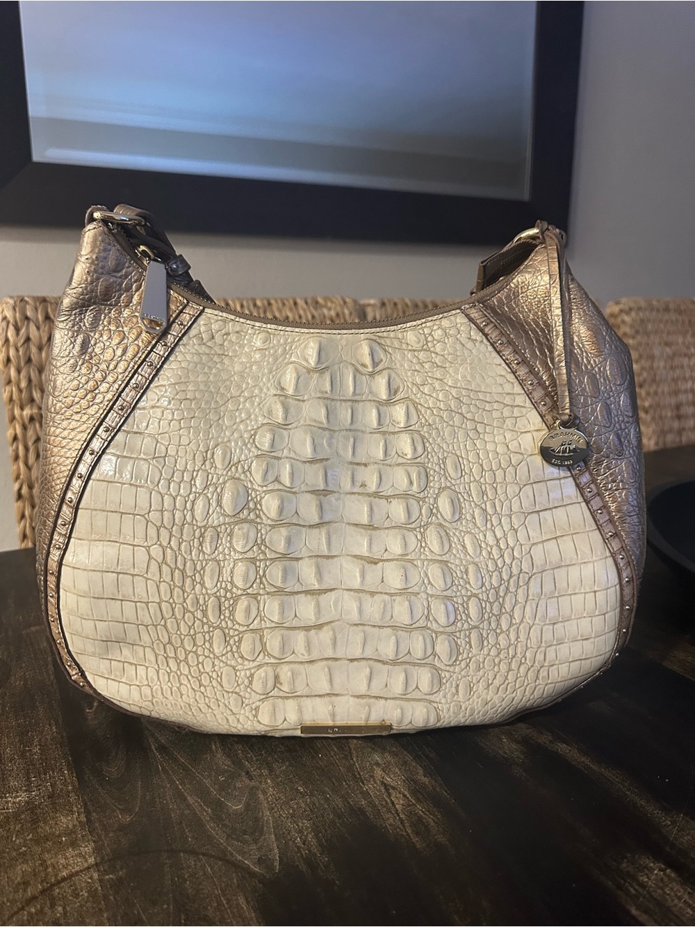 π€Brahmin Amira Hobo Shoulder
Bag Leather Croc Embossed
Champagne Koubba